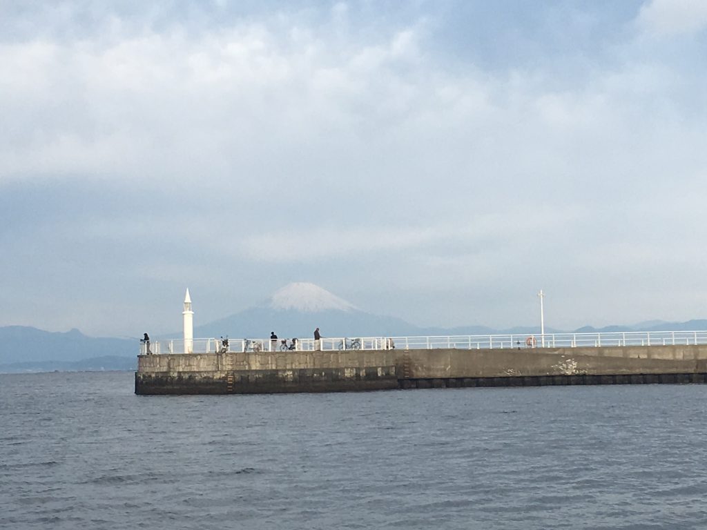 江の島港と富士山